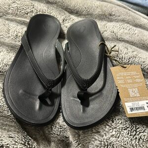 BNWT olukai flip flops